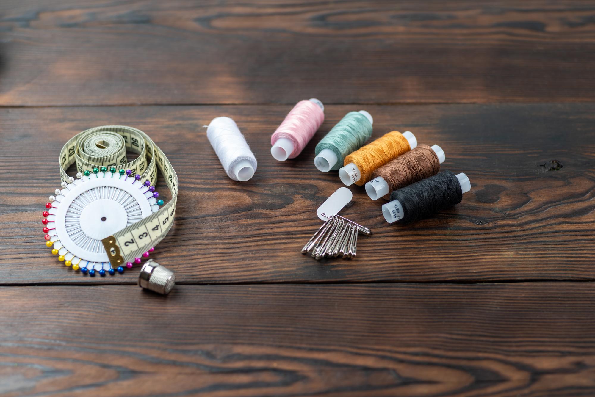 atelier broderie cu masa de lucru si fire colorate